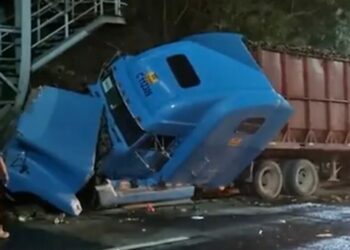 Conductor bajo estado de ebriedad impacta contra una pasarela