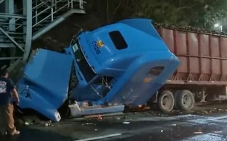 Conductor bajo estado de ebriedad impacta contra una pasarela