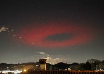 Avistan un extraño fenómeno luminoso con la forma de un anillo rojo en el cielo de Italia