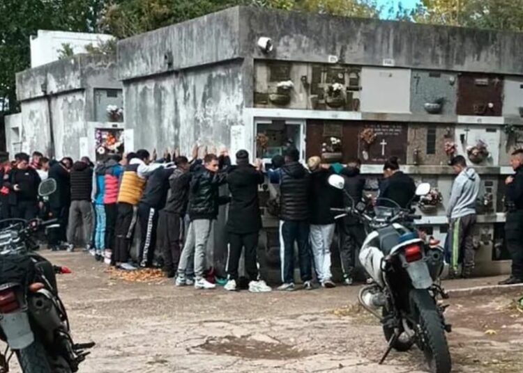Ladrones se reúnen en cementerio para visitar la tumba de su amigo y terminaron arrestados