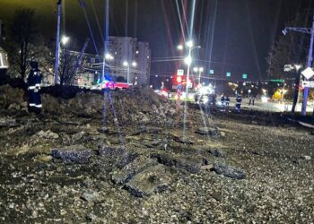 (VIDEOS) Avión ruso lanza una bomba sobre ciudad rusa de Belgorod