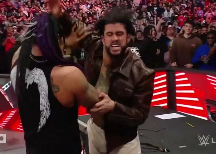 (VIDEOS ) Bad Bunny recibe doloroso castigo en WWE tras aparición en WrestleMania 39