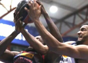 Victorias contundentes de tecleños y caleros en la Liga Mayor de Baloncesto