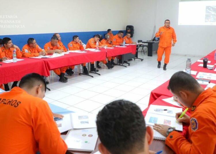 Por segundo día consecutivo, Cuerpo de Bomberos se prepara ante emergencias con vehículos híbridos y eléctricos