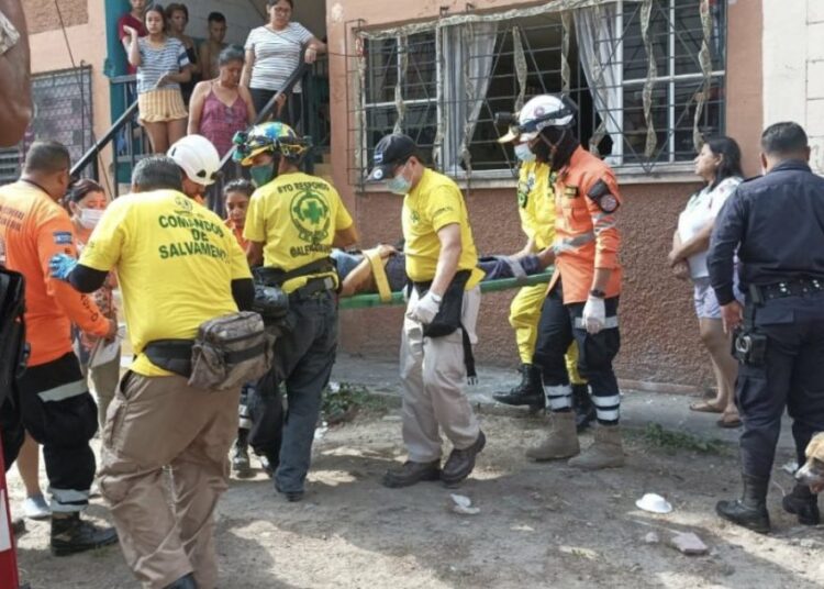 Hombre de 50 años se lanza del tercer nivel de un apartamento de San Salvador