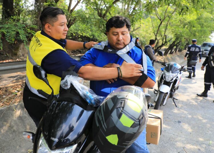 CONASEVI entrega artículos de seguridad vial a motociclistas y conductores