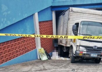 Camión se queda sin frenos y atropella a hombre en parqueo de San Salvador