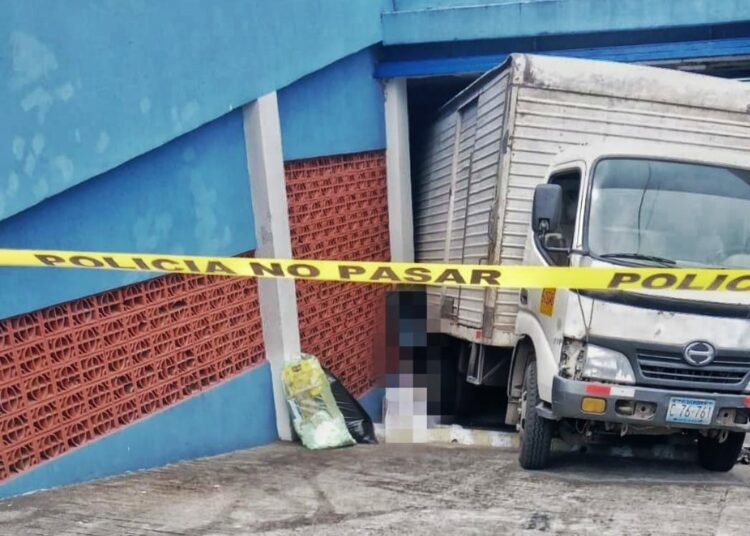 Camión se queda sin frenos y atropella a hombre en parqueo de San Salvador