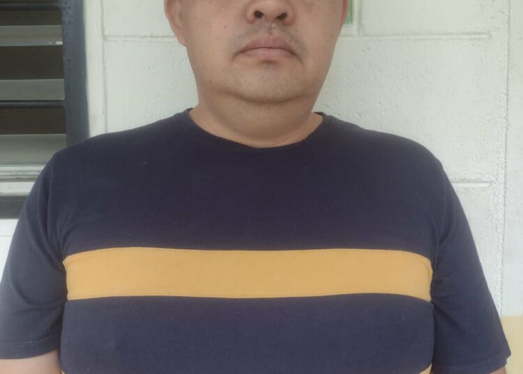 Un conductor de servicio de transporte asaltó a mano armada a uno de sus clientes