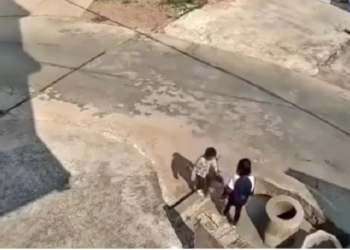 (IMÁGENES FUERTES) En china captan en video el momento en que una niña arrojó a un pozo a su amiguito de 4 años