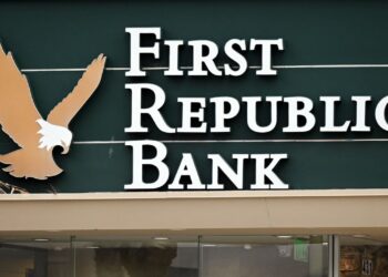 EEUU: La acción de First Republic Bank se derrumba 20% por salidas de depósitos
