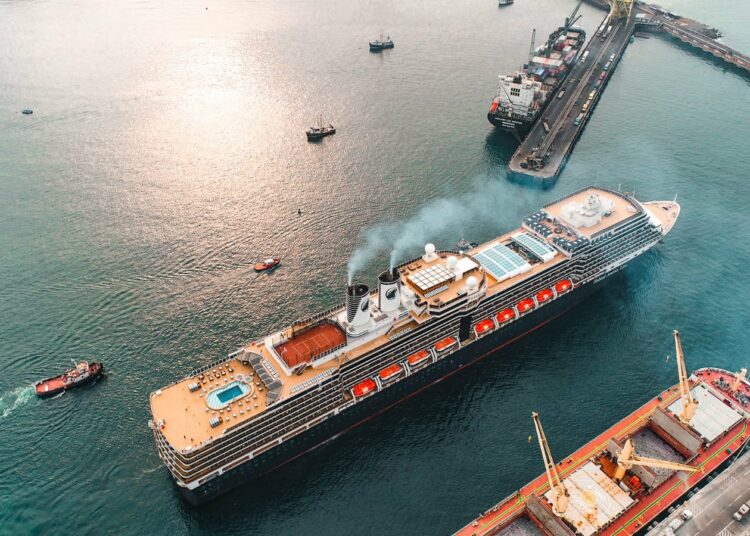 Crucero Eurodam con más de 2,600 turistas atraca en Puerto de Acajutla 