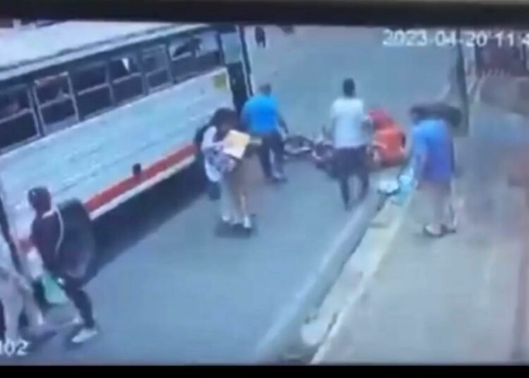 VIDEO | Una estudiante es atropellada al bajar de un bus en San Miguel