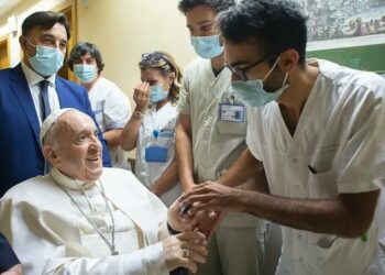 El Papa Francisco sale del hospital tras tres noches ingresado con bronquitis