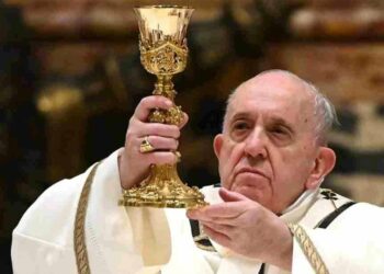 El papa Francisco encabezó la celebración de la Pasión del Señor, pero no presenció el Vía Crucis