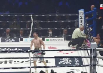 Sacó a su rival del ring con una ráfaga de golpes