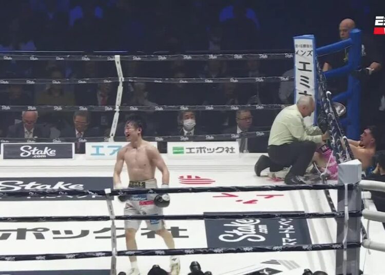 Sacó a su rival del ring con una ráfaga de golpes