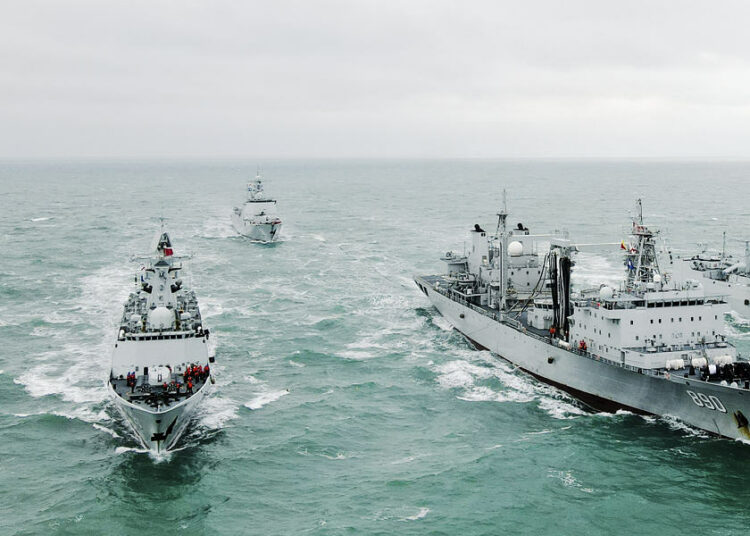 Barcos de guerra y aviones chinos se mantienen alrededor de Taiwán