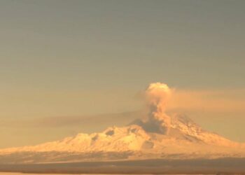(VIDEO) Impresionante erupción sepulta con ceniza poblaciones en Rusia