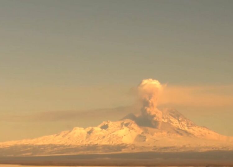 (VIDEO) Impresionante erupción sepulta con ceniza poblaciones en Rusia