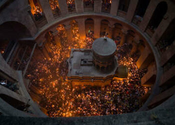 Desciende el Fuego Santo en el Sepulcro de Jerusalén