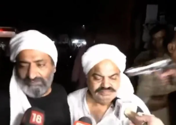 (IMÁGENES FUERTES) Un expolítico indio y su hermano acusados de secuestro fueron asesinados en vivo durante una entrevista de televisión