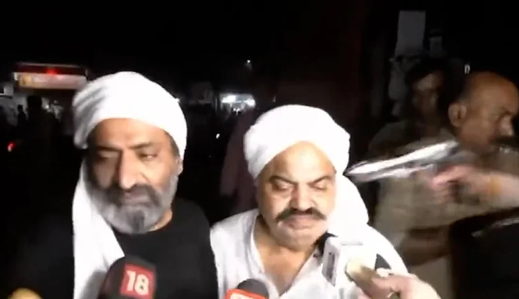 (IMÁGENES FUERTES) Un expolítico indio y su hermano acusados de secuestro fueron asesinados en vivo durante una entrevista de televisión