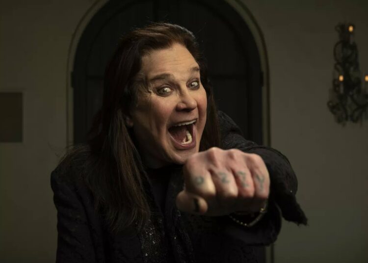 Fotografían a Ozzy Osbourne paseando sin su bastón en su lucha contra el Parkinson