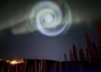 (VIDEO) Una inusual espiral azul apareció en medio de auroras boreales en Alaska