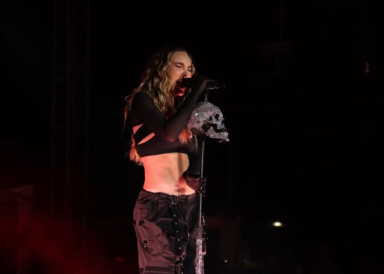 Belinda grita a los cuatro vientos que «es la patrona de México» y se desata un huracán