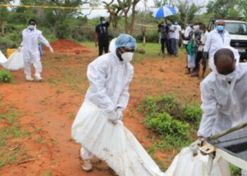 Hallan fosas clandestinas en terrenos de un líder religioso en Kenia