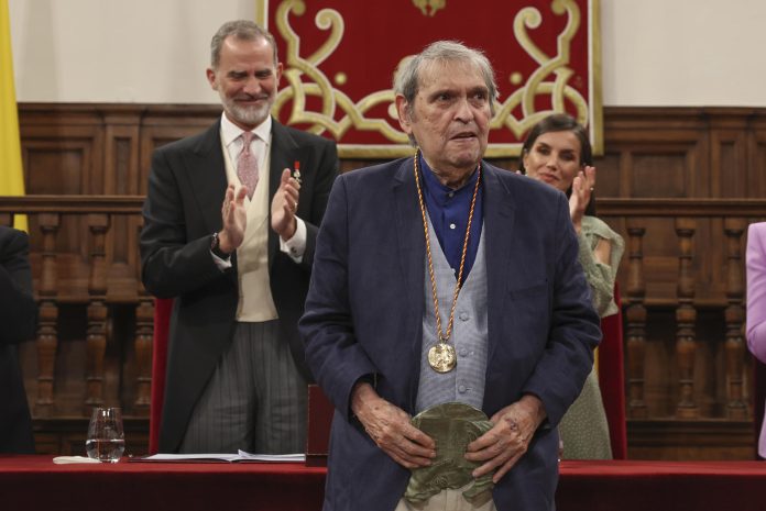 El poeta venezolano Rafael Cárdenas recibió el Premio Cervantes con llamamiento a la democracia