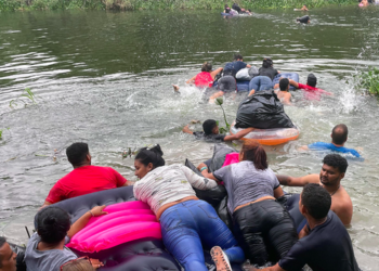 Cientos de migrantes se lanzan al río Bravo para llegar a EE.UU.