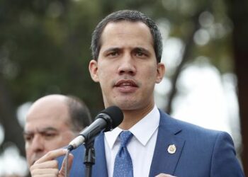 Juan Guaidó llegó a Miami tras ser expulsado de Colombia