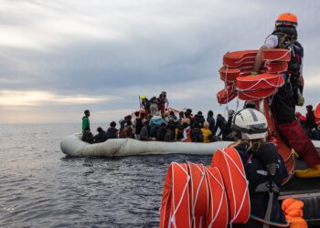 Rescatan a 15 migrantes que navegaban a la deriva en el Mediterráneo