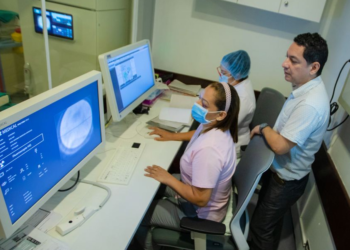 Nuevo equipo médico adquirido por el ISSS triplicará los procedimientos en pacientes con cálculos renales