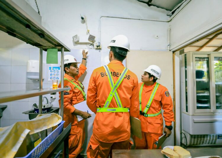 Autoridades inspeccionan hoteles y restaurantes de zona costera