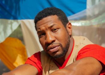 Víctima de Jonathan Majors consigue orden de protección en su contra