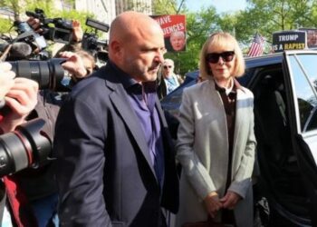 La escritora E. Jean Carroll declaró ante un jurado que Donald Trump la violó en 1996