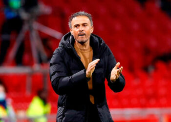 Luis Enrique llegó a Inglaterra y negocia su desembarco en el Chelsea