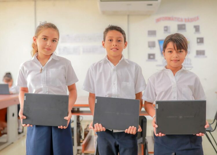 MINED entrega laptops y tablets a estudiantes La Libertad y San Vicente