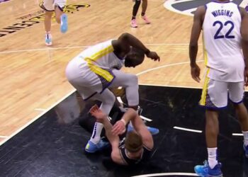 (VIDEO) Play Off NBA: Draymond Green de los Golden State Warriors pisó a un rival en las costillas y fue expulsado