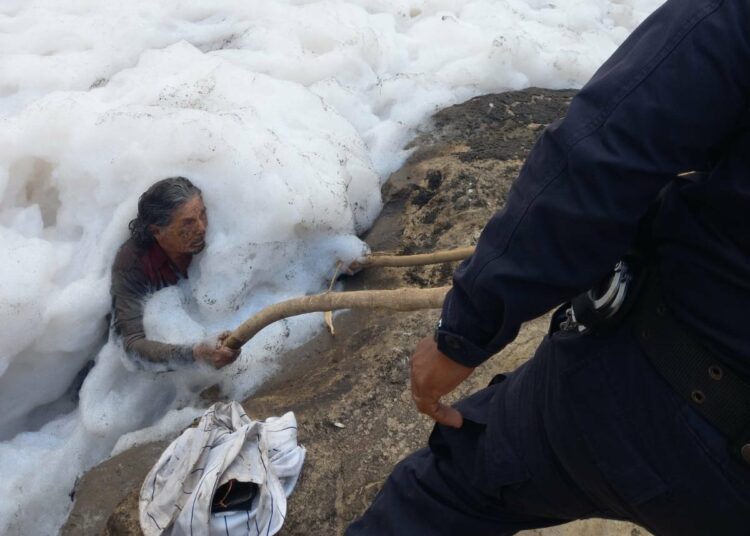 FOTOS | Rescatan a hombre que cayó al río Tomayate