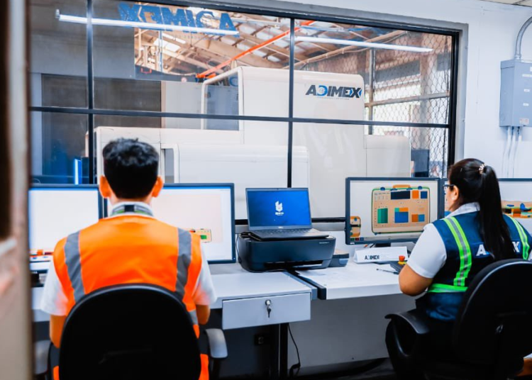 Aeropuerto Internacional de El Salvador se moderniza con equipo de rayos X y montacargas