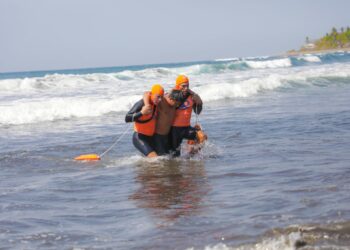 Realizan simulacro de rescate acuático en Puerto de La Libertad