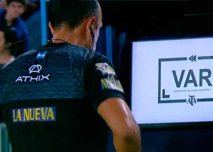 El español inventor del VAR inició un juicio millonario contra la FIFA