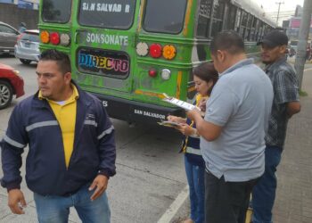 Autoridades verifican que no haya exceso de pasajeros en las unidades
