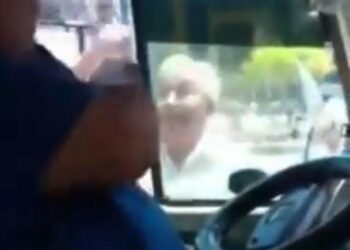 Persona de la tercera edad agrede a motorista en el bulevar del Ejército