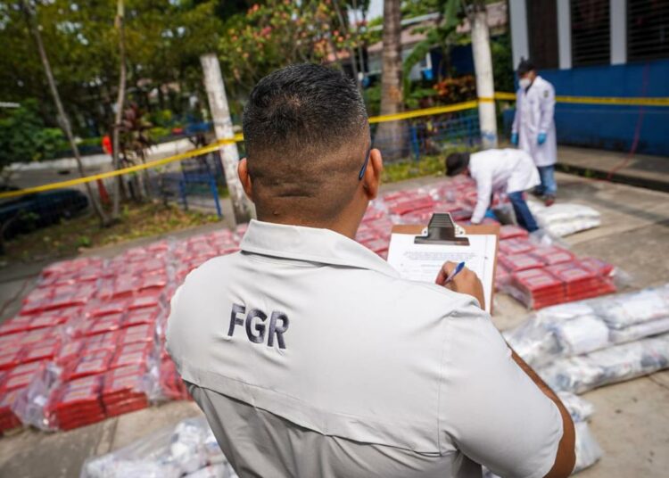 Autoridades destruyen 1,280 kilos de cocaína incautada a colombianos
