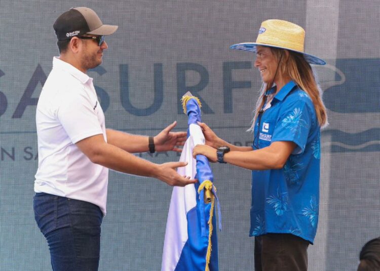 Realizan acto de entrega del Pabellón Nacional a la delegación de Surf